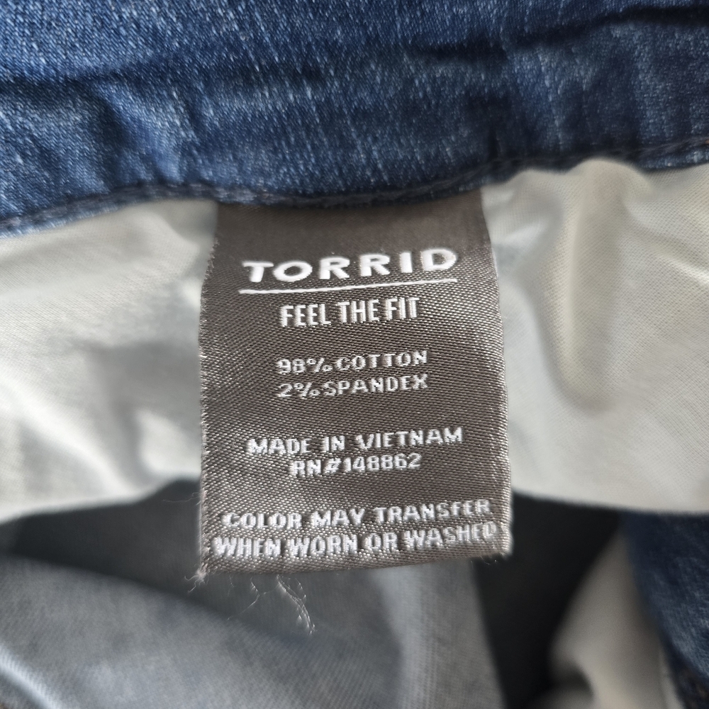 Torrid Boyfriend Bermuda Vintage Stretch Denim Short Distressed Womens Size 26 - Picture 11 of 12